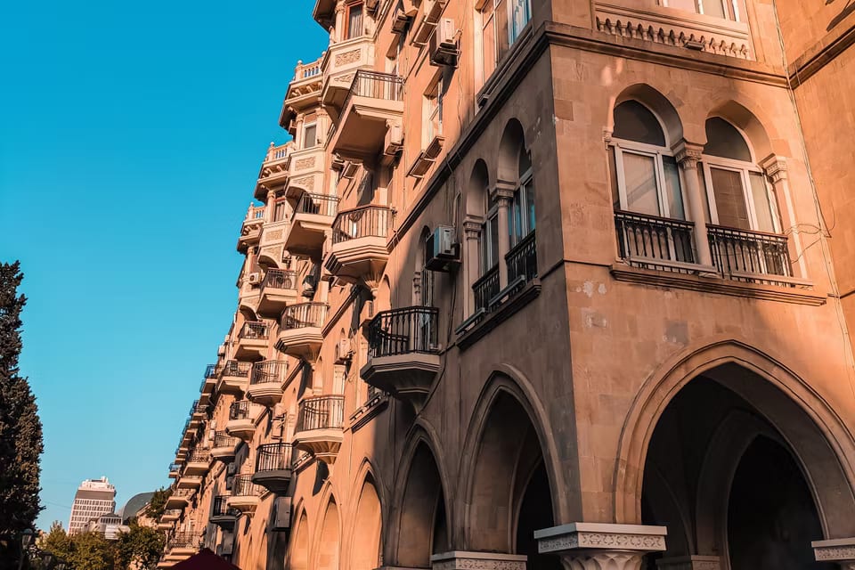 Толпы и движ, Baku