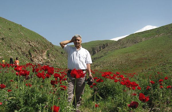 Iran frees Issa Saharkhiz then sentences him to one year in jail