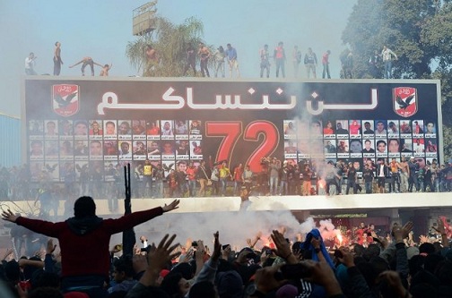 بتهمة حيازة شماريخ و«تيشيرتات تهدد الدولة والسلم الاجتماعي»: القبض على 17 مشجعا للنادي الأهلي