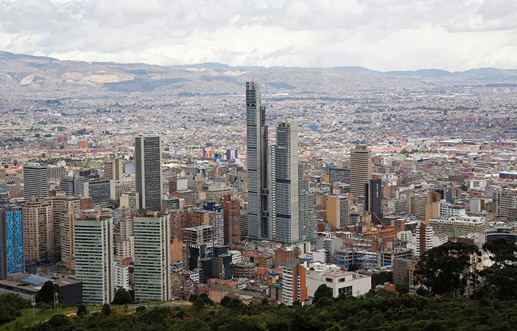 Colombian mayor threatens, shoots at local journalist