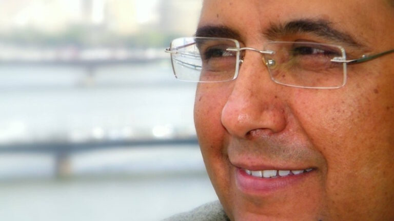 مصر: الصحفي محمود حسين يُكمل عامه الأول في الحبس الاحتياطي