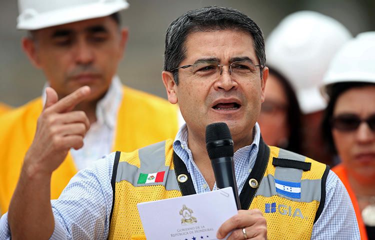 Agressor tenta apunhalar jornalista hondurenho enquanto ele transmitia ao vivo
