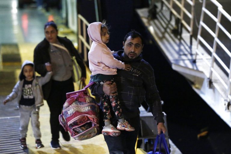 Human Rights Watch wants end to Greek 'containment' policy
