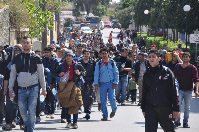 Greek regional governors ring alarm over migrant numbers