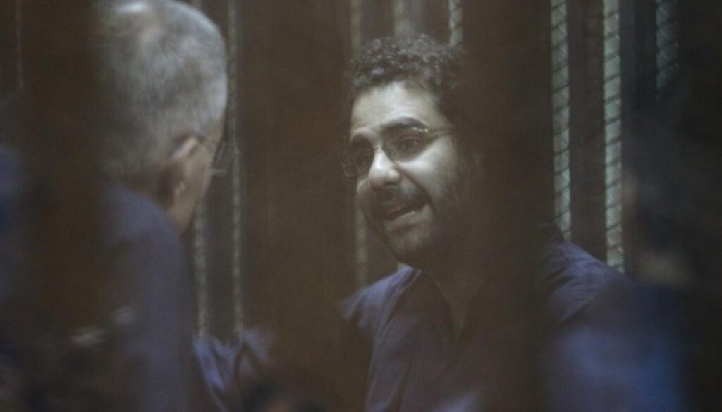 مصر: المدون المحتجز علاء عبد الفتاح في وضع صحي خطير يبعث على القلق