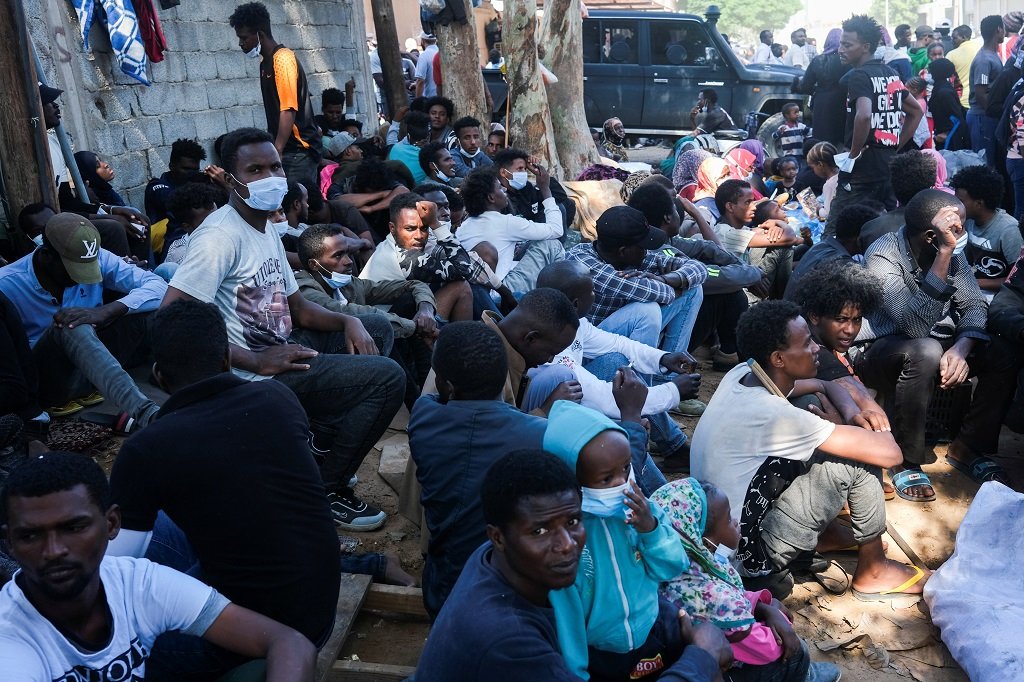 بعد مقتل طالب لجوء سوداني بالقرب من مقر مفوضية اللاجئين بطرابلس وتزايد الانتهاكات … اللاجئين/ات في طرابلس يبدؤون إعتصام مفتوح مع مطالبات بالإجلاء الفوري خارج ليبيا