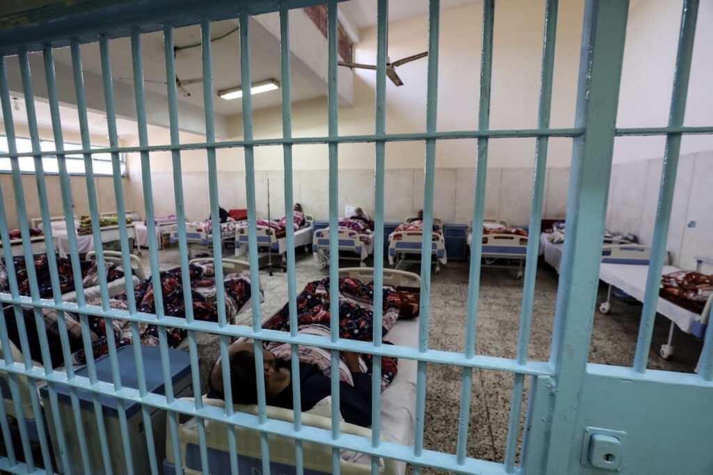 مصر: مراسلون بلا حدود تدق ناقوس الخطر بعد تدهور الحالة الصحية لثلاثة صحفيين بسبب الإهمال الطبي في السجن