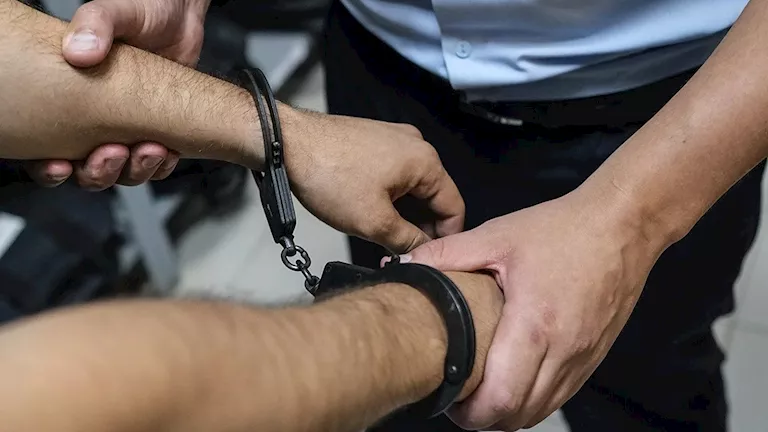"صور فيديوهات على المنصة".. التحقيق مع عاطل انتحل صفة قاضٍ بمساعدة 3 موظفين