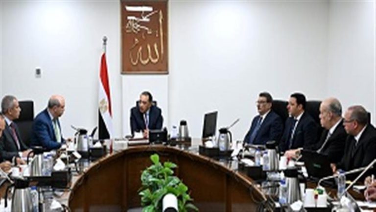 مدبولي يستعرض الموقف التنفيذي لمشروع مبني الركاب 4 بمطار القاهرة