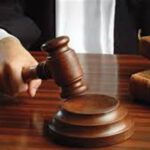 عقوبات واقعة الطفل المسيء لوالده بالمطار.. هل يؤدي تحريض الأم إلى إسقاط الحضانة؟