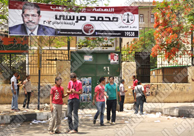 القبض على أحد أنصار مرسي لقيامه بالدعاية داخل لجنة انتخابية بالسويس