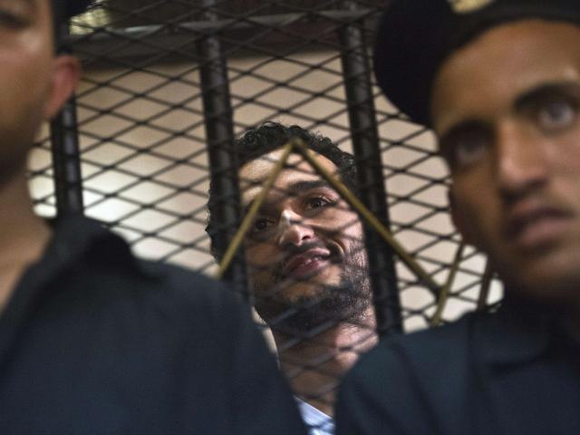 الاستئناف تؤيد الحكم على أحمد دومة بالحبس سنة على خلفية تعبيره عن رأيه ودفاعه عن حقوق المحتجزين
