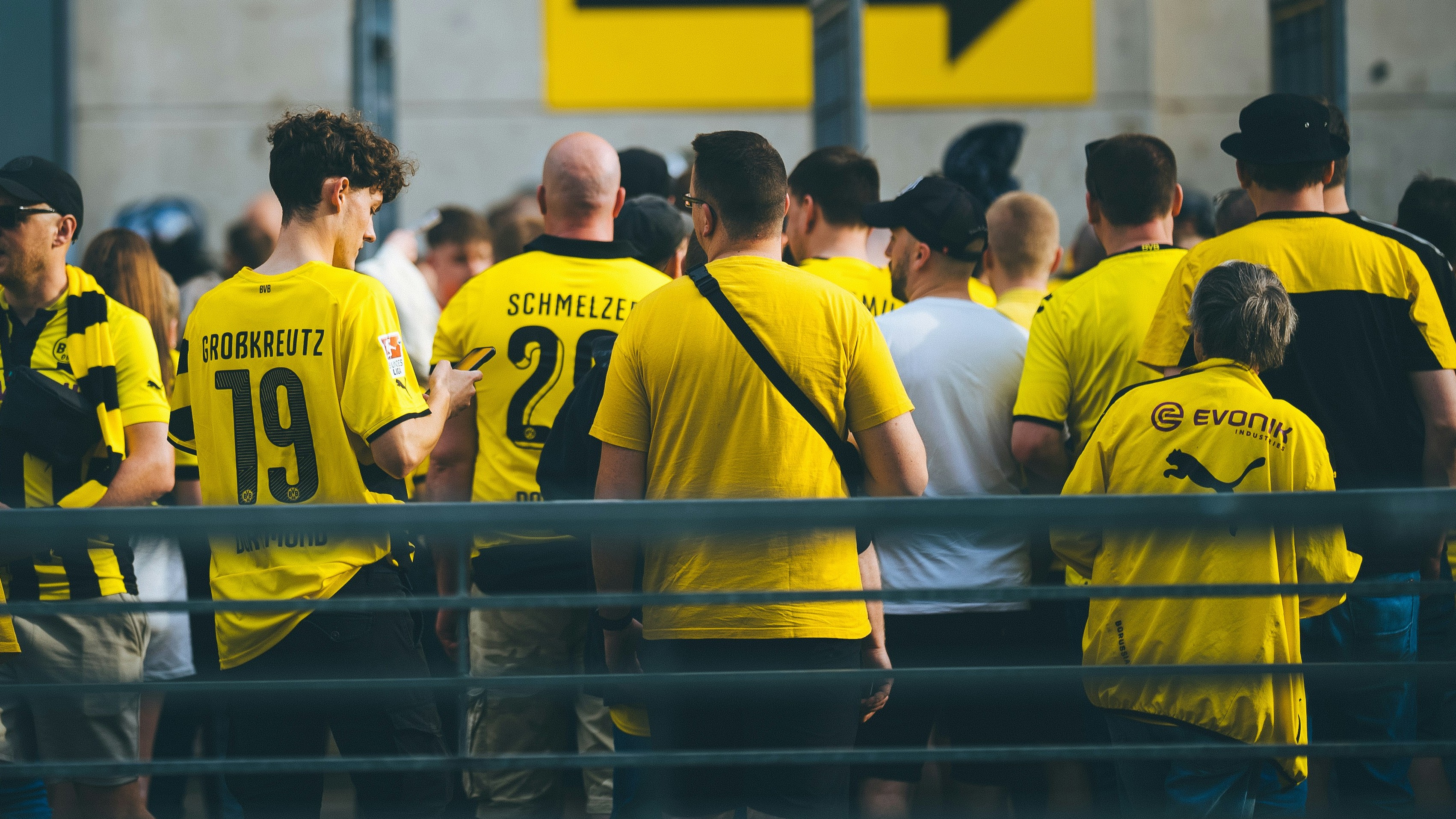 Dortmundfans vor dem Signal Iduna Park