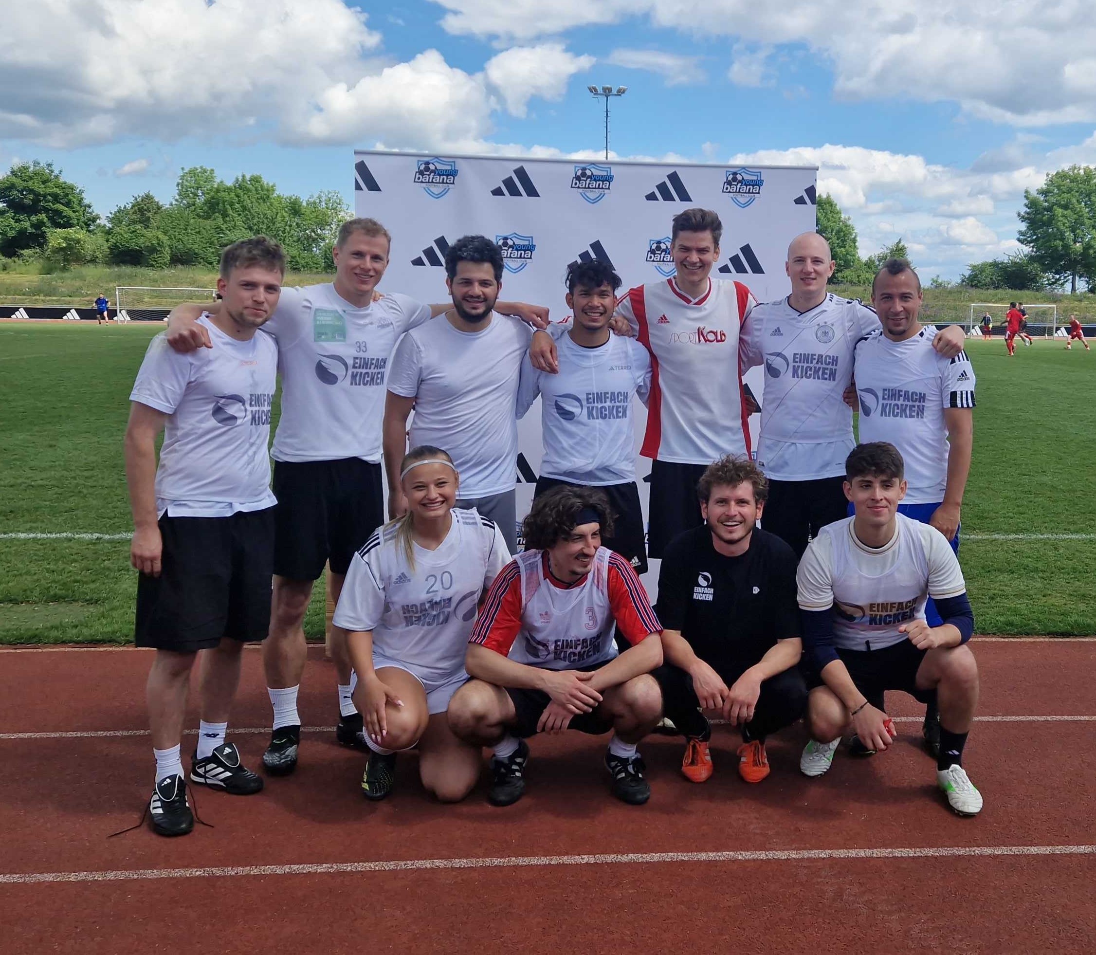 Fußballturnier Gruppenbild vom EINFACH KICKEN Community-Team