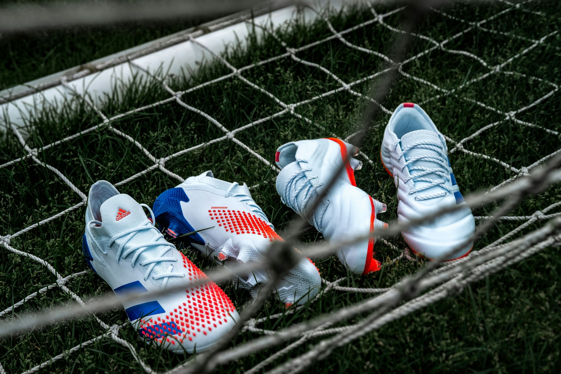 Saubere Fußballschuhe in einem Tornetz