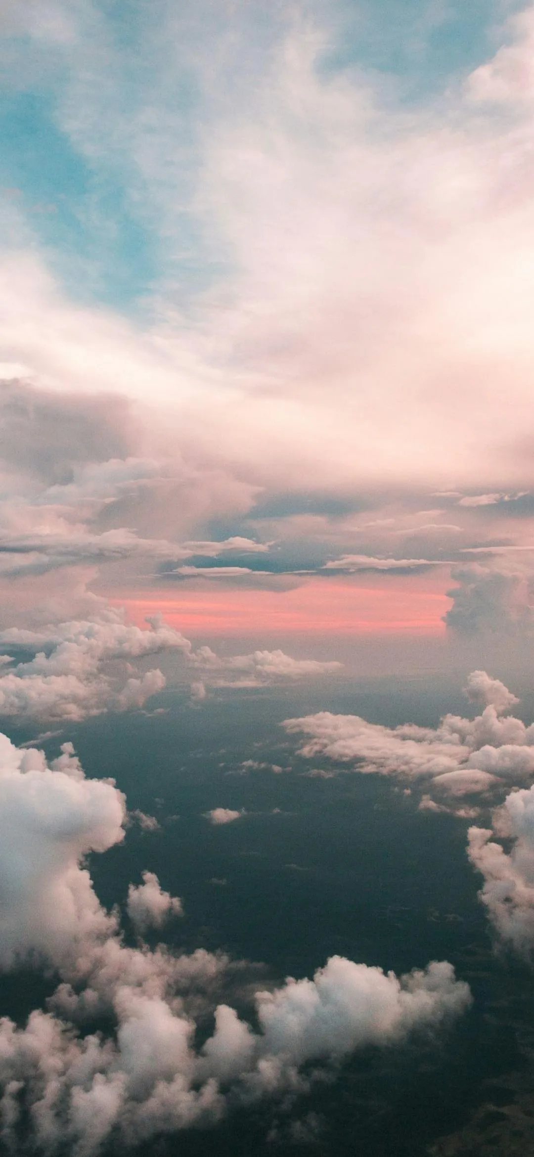 Sunset Clouds Creating a Dreamy Sky Horizon Scene Wallpaper