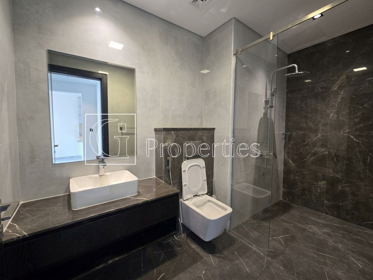 Ready to Move | Brand New | Spacious Layout - 7