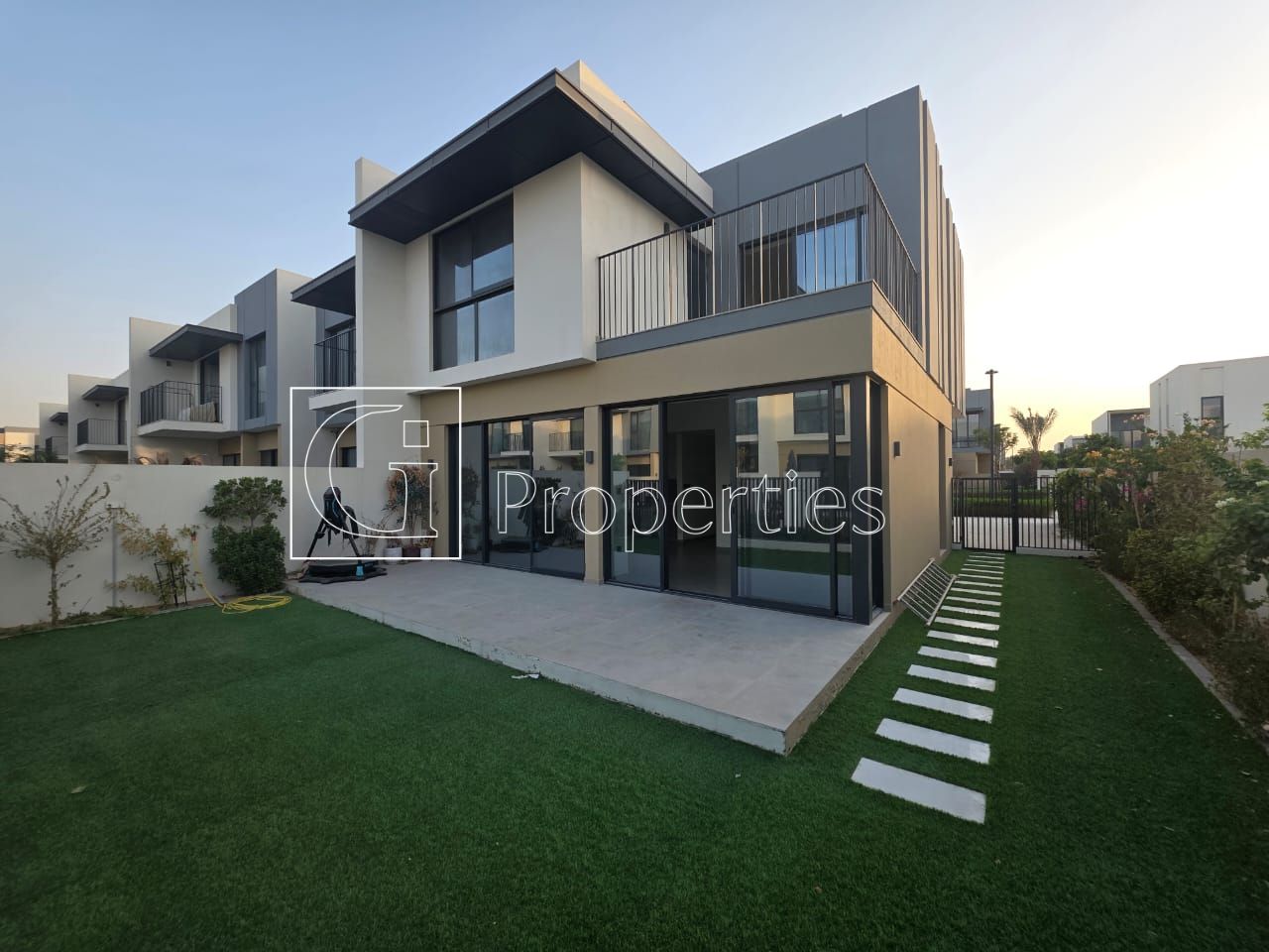 Spacious 4BR | Corner Unit | Prime Location - 1