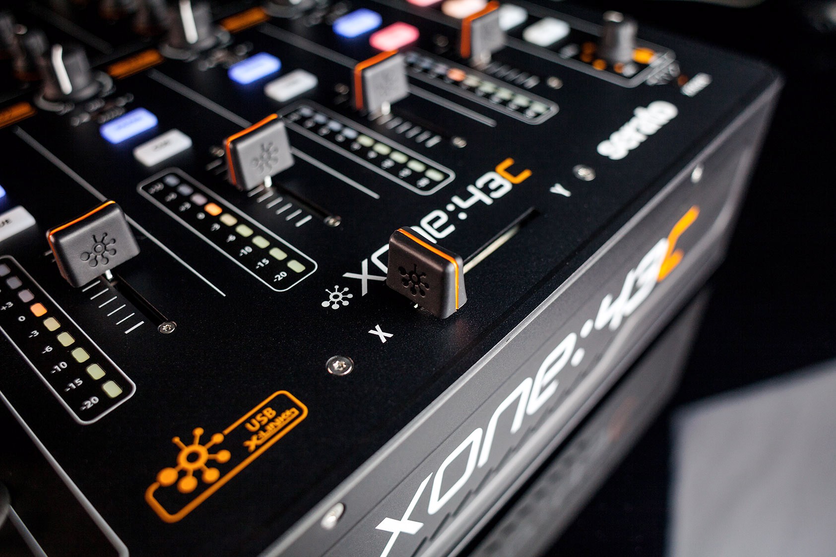 Allen & Heath Xone 43C 4 Canaux + Carte Son Intégré