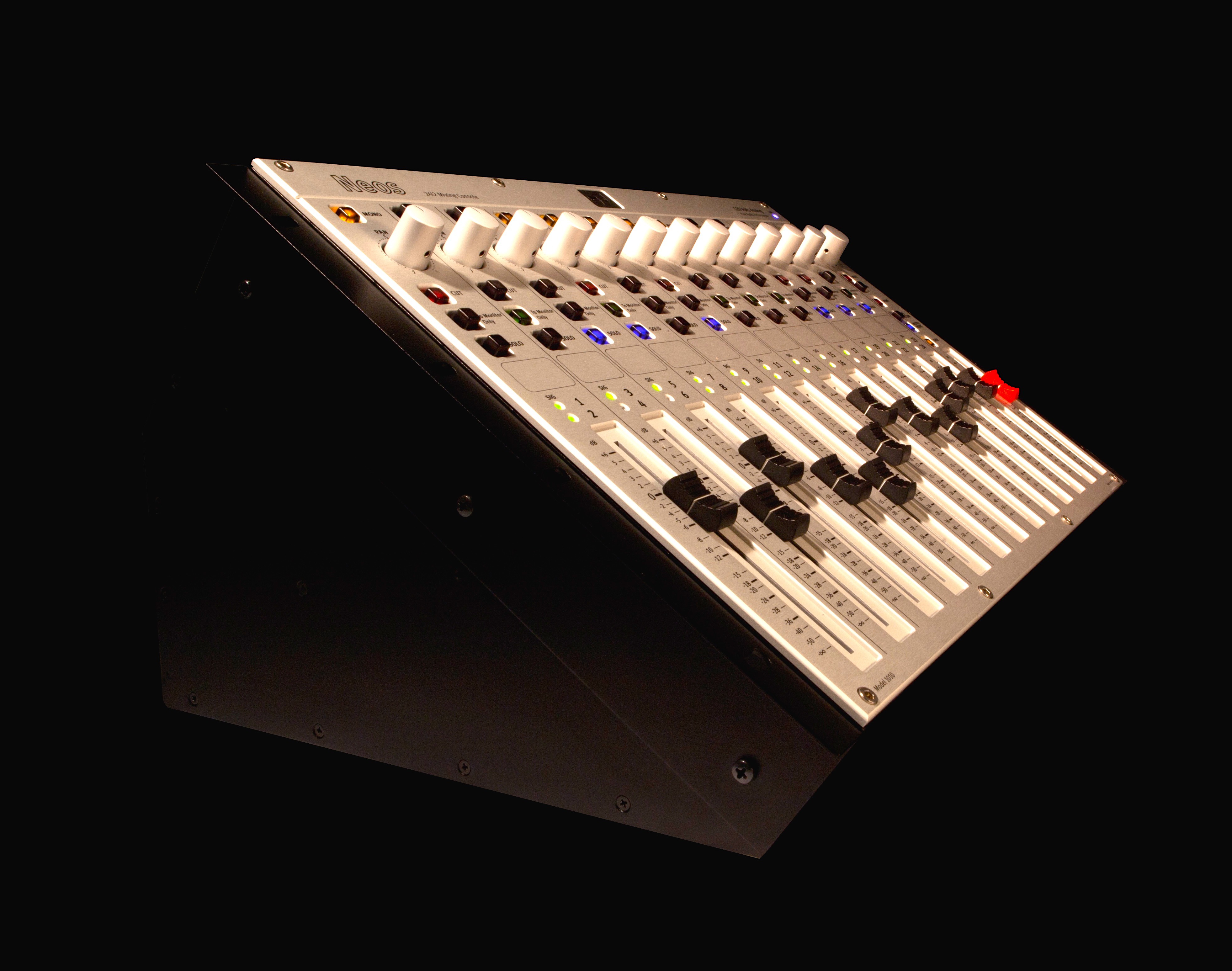 SPL NEOS Console de Monitoring & Mixage 120V/24 Canaux — SPL (Sound Performance Lab)