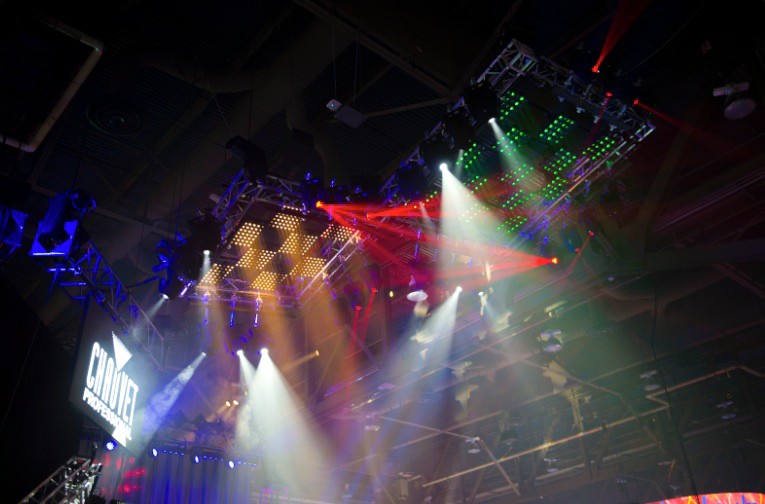 CHAUVET Rogue™ R2 Lyre Wash LED RGBW 19x15W 