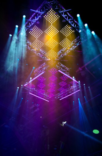 CHAUVET Rogue™ R2 Lyre Wash LED RGBW 19x15W 