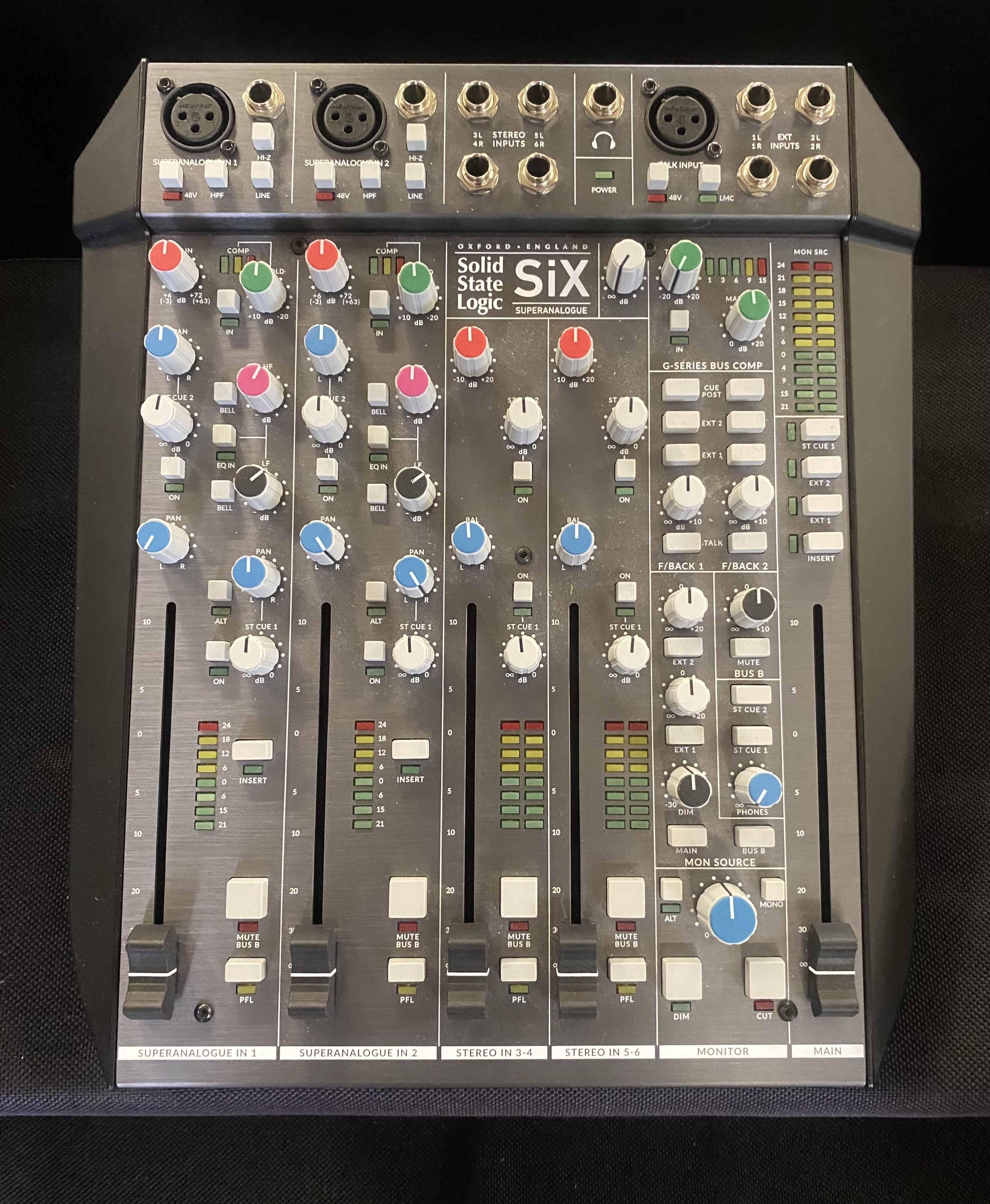 SSL SIX Console de Mixage Compacte "SuperAnalogue" — Solid State Logic (SSL)