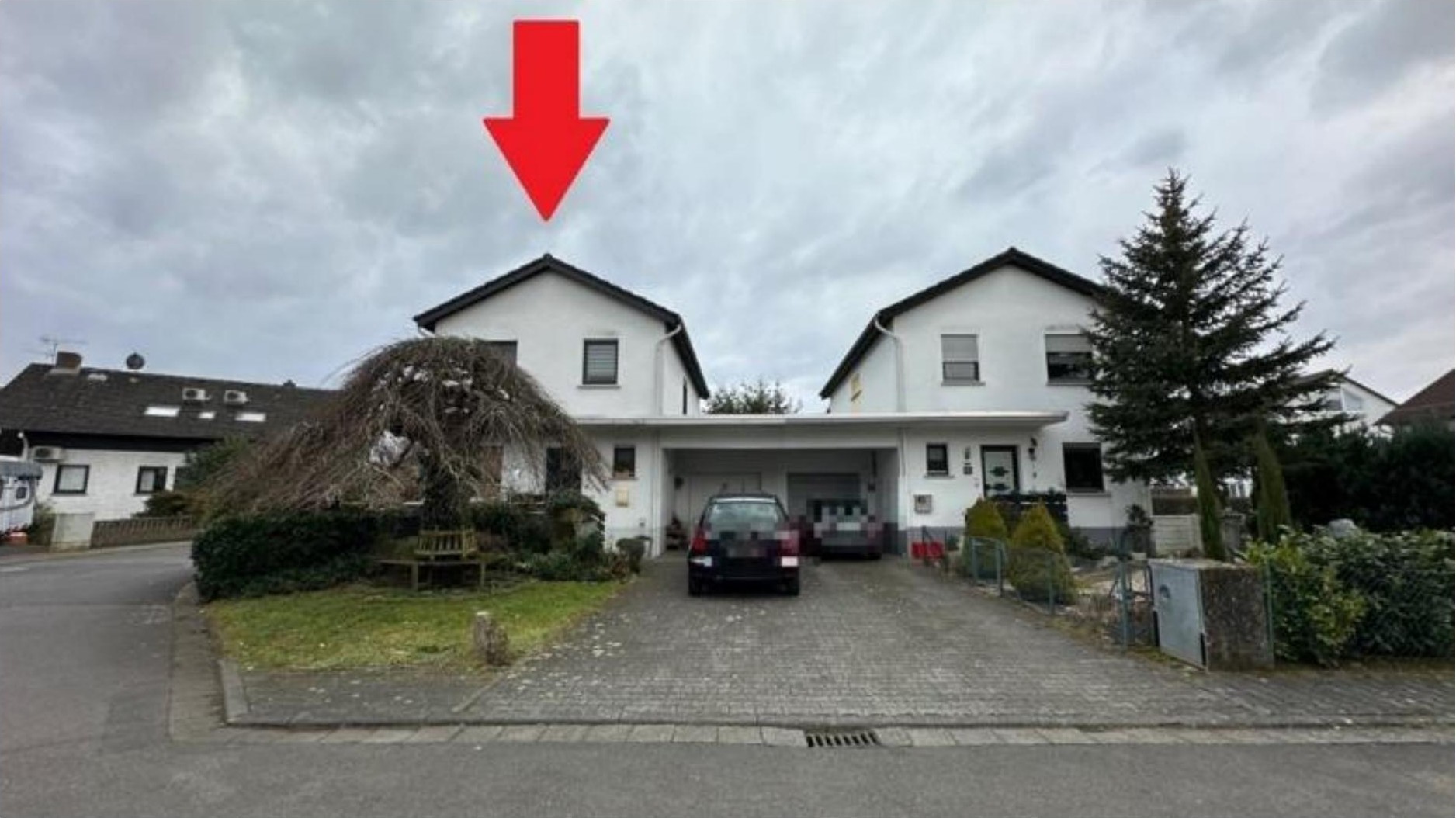 Vorderansicht eines Einfamilienhauses mit Doppelgarage, gepflastertem Vorplatz und Gartenanlage in Rödermark, Am Kreuz 20