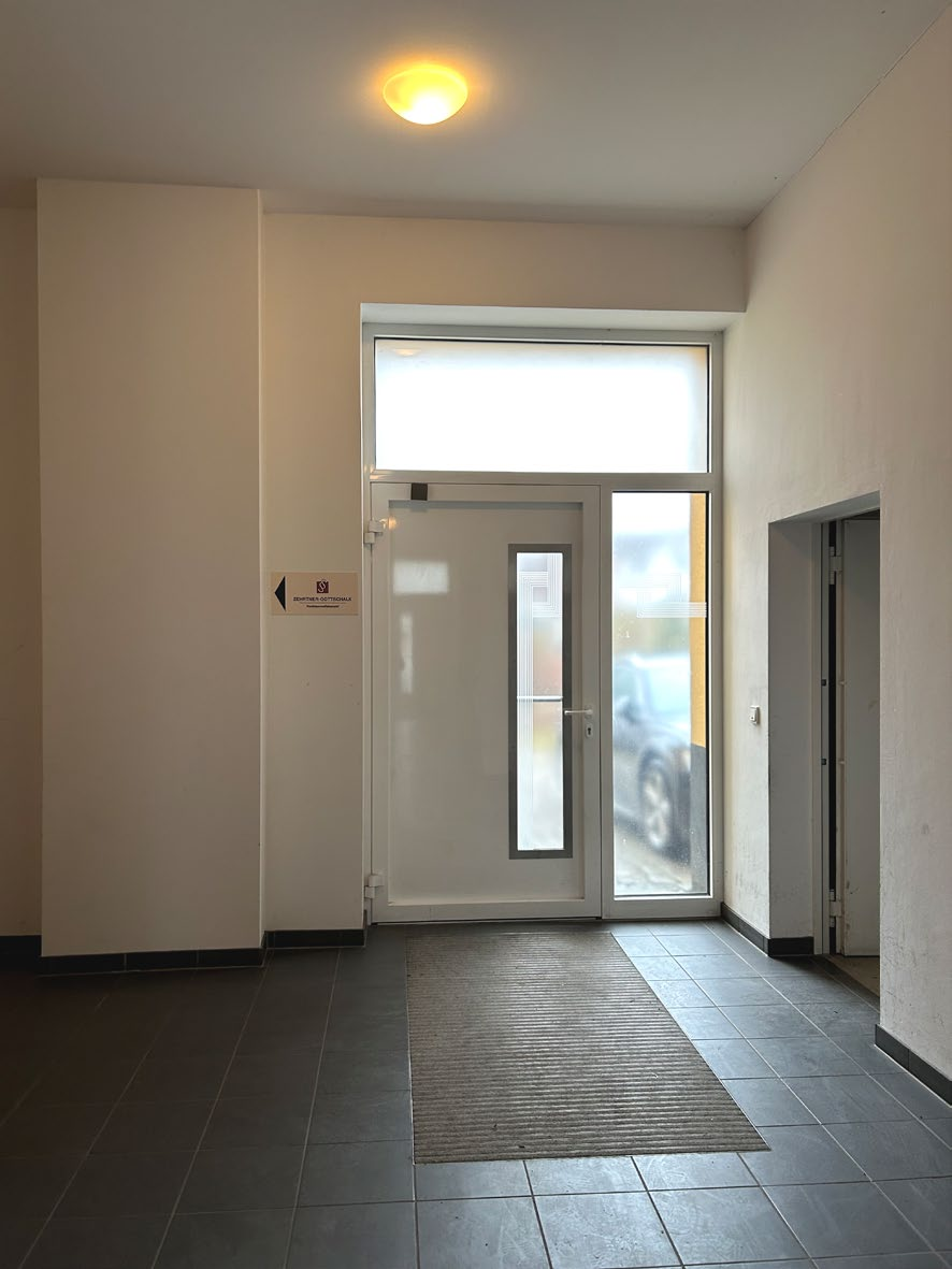 Eingangsbereich mit weißer Tür, Glasfenster, grauem Fliesenboden und Teppichmatte; Frauensteiner Straße 51, 09599 Freiberg, Teilbesitz (z. B. Keller, Hobbyraum)