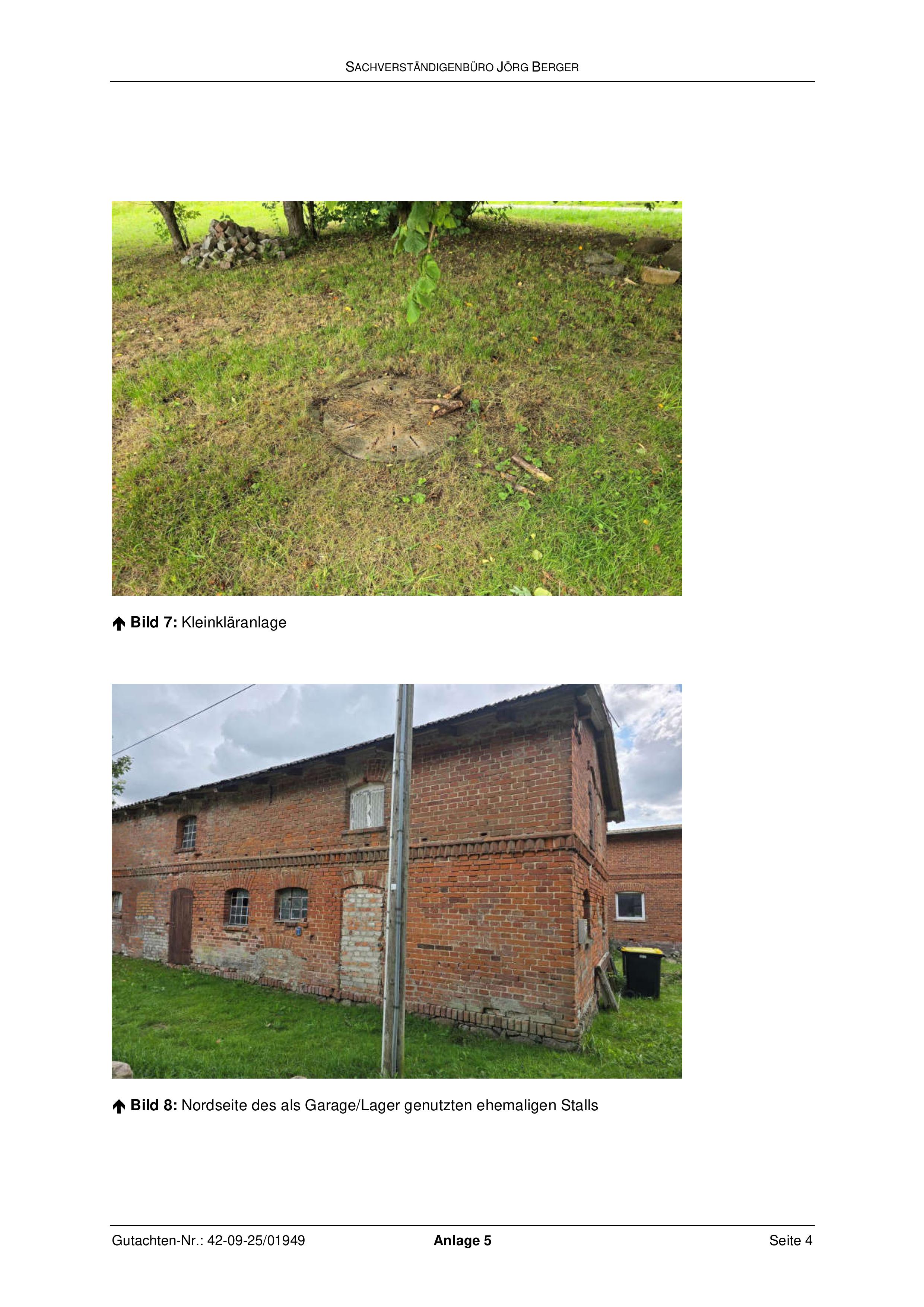 Kleinkläranlage im Gras neben einem Holzstapel; Nordseite eines ehemaligen Stalls aus Ziegelsteinen, heute als Garage/Lager genutzt