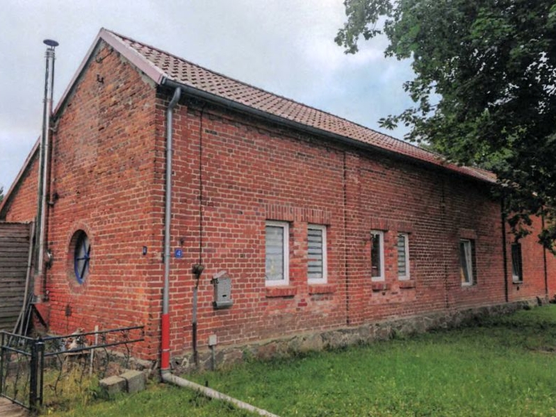 Rote Backsteinhalle mit Satteldach, mehreren Fenstern und runder Öffnung, Marlower Straße 4, 18334 Semlow Grundbuch