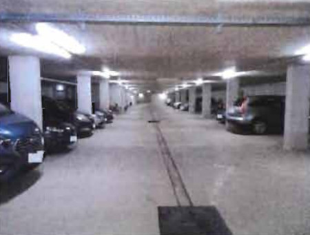 Untergeschoss-Garage mit mehreren Parkplätzen, Betonpfeilern und Deckenbeleuchtung, Bachstelzenweg 2, 85435 Erding