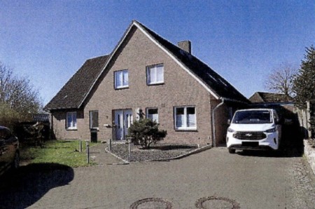Einfamilienhaus in Breklum, Piernsweg 5, mit Satteldach, braunem Putz, blauen Fensterrahmen und Einfahrt mit geparktem weißen Auto
