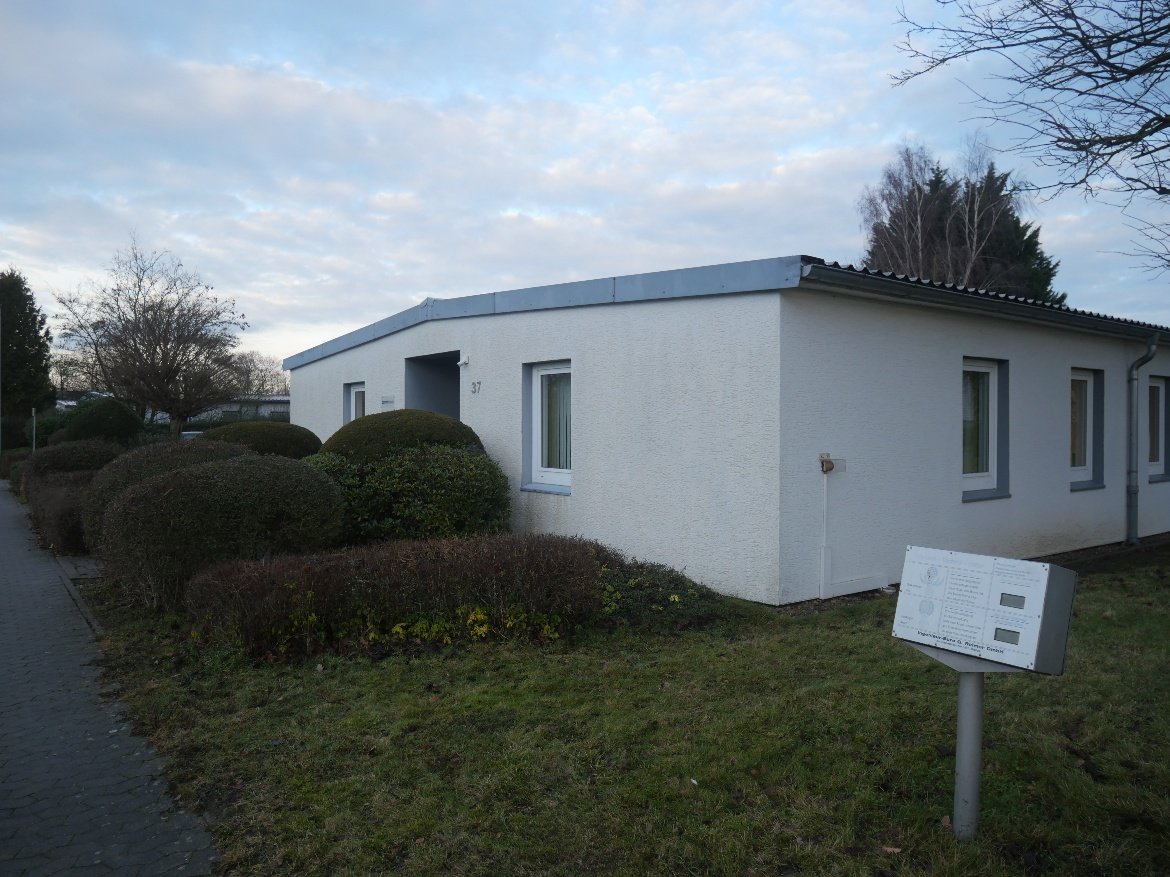 Gewerbeobjekt Große Heide 37 in Minden, 32425, Seitenansicht mit weißer Fassade, Fenstern, Eingang und gepflegtem Vorgarten