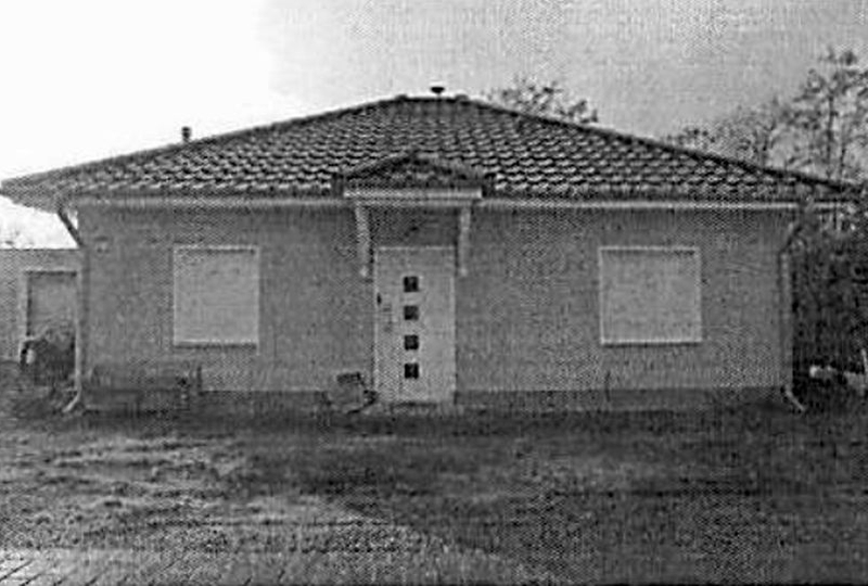Einfamilienhaus in Schönwalde-Glien, Am Krämerwald 14, mit Satteldach, Ziegelverblendung und vorderer Eingangstür, umgeben von Grünfläche