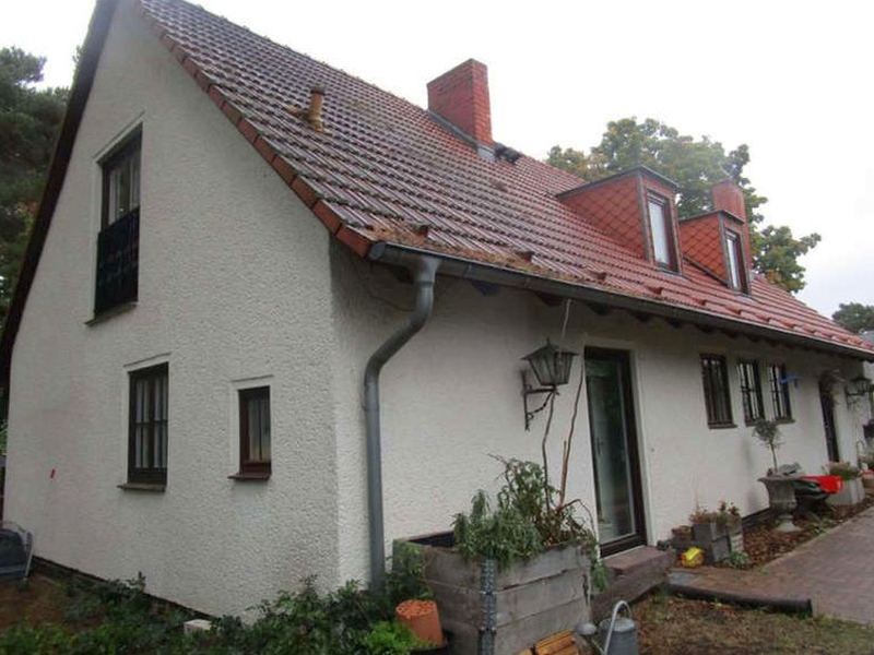 Einfamilienhaus in Potsdam, Hauptstraße 43, mit weiß verputzter Fassade, rotem Ziegeldach, Dachgauben und Eingangsbereich mit Pflanzenkästen