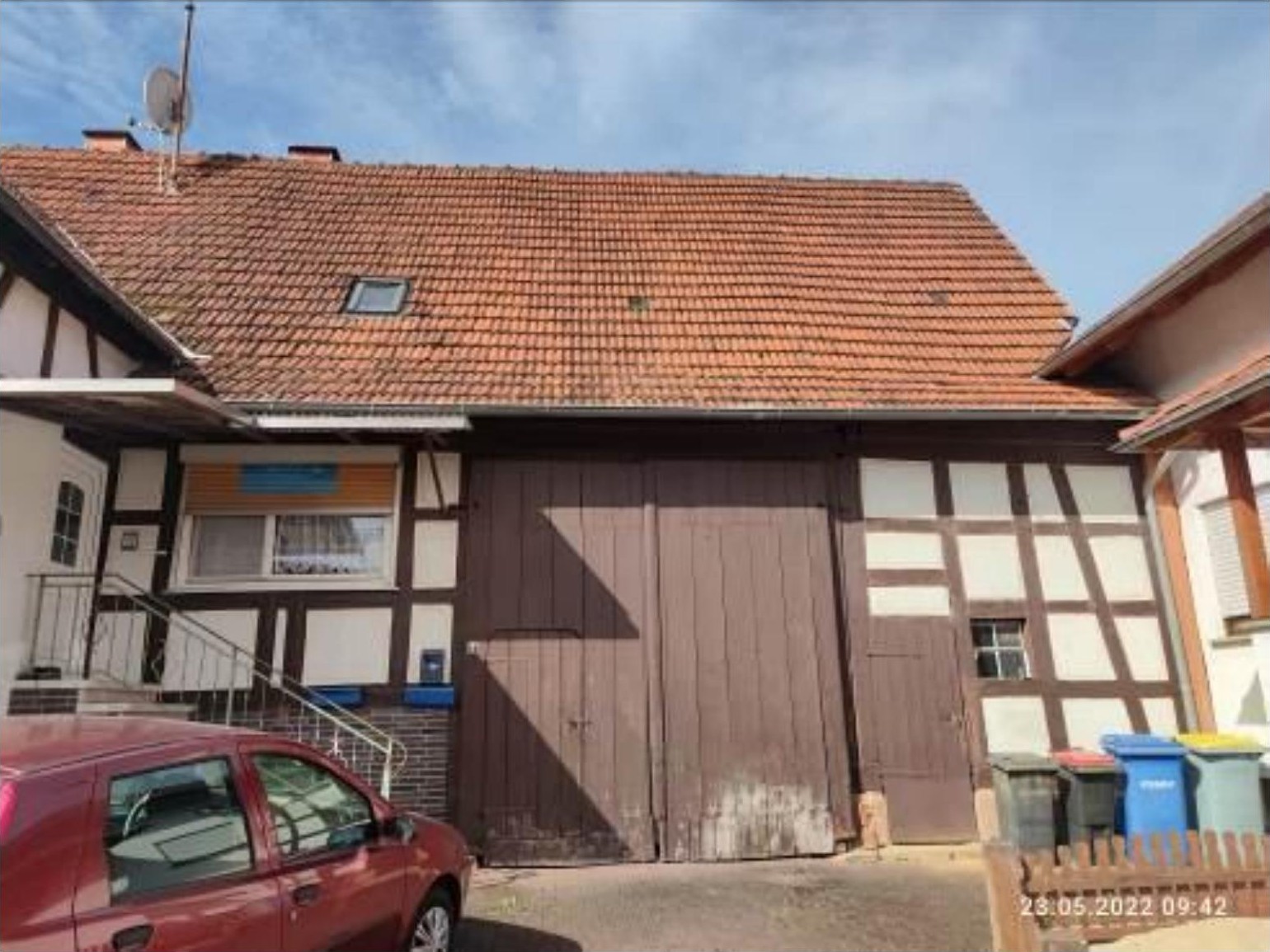 Vorderansicht eines Wohn-/Geschäftshauses mit Satteldach, Fachwerkfassade und Holztoren, Brunnenstraße 6, Linsengericht