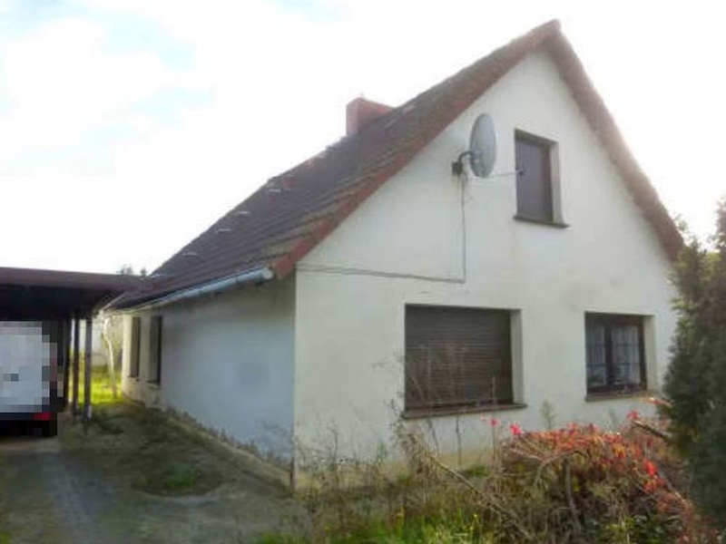 Einfamilienhaus mit weißer Fassade und Satteldach, Satellitenschüssel an der Wand, Fenster mit Rollladen und Gitter, Gartenbereich mit Sträuchern, Lindenweg 16 1, Ketzin/Havel