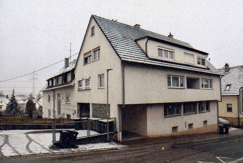 Eigentumswohnung in Bönnigheim-Hohenstein, Mittlere Straße 3, zweigeschossiges Wohnhaus mit Satteldach, teilweise verschneite Umgebung, Garagenstellplatz im Erdgeschoss