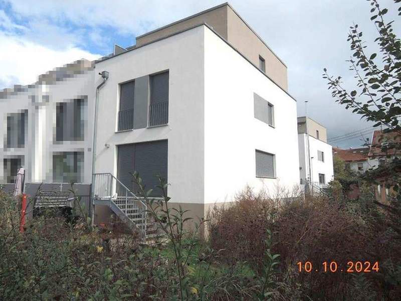 Außenansicht der Seite eines weißen Mehrfamilienhauses mit grauen Fensterläden und Metalltreppe, Leoni-Wild-Weg 18-42, Leimen, 69181
