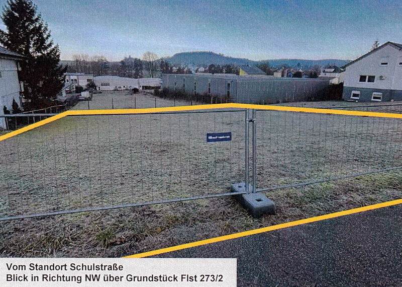 Gewerbliches Grundstück in Oberstenfeld OT Gronau, Schulstraße, mit Blick nach Nordwesten über das Grundstück Flst 273/2. Im Vordergrund Zaun, dahinter Grünfläche und Gebäude