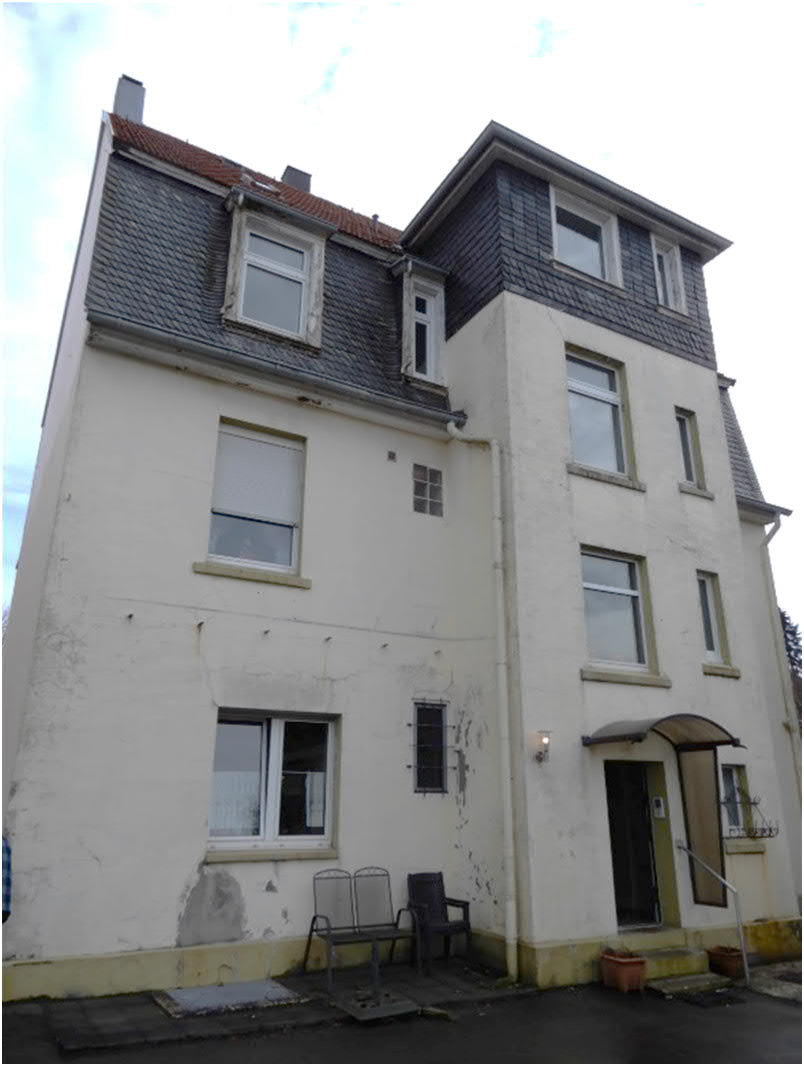 Fassade eines mehrstöckigen Wohnhauses mit Eingang, Fenstern und Dachgauben in Remscheid, Strucker Str. 16