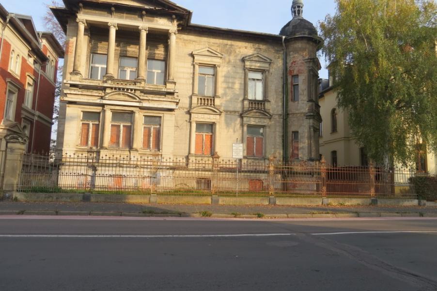 Fassade eines mehrstöckigen Gebäudes mit Säulen, Balkon und Turmstruktur an der Wettinerstraße 7 in Altenburg