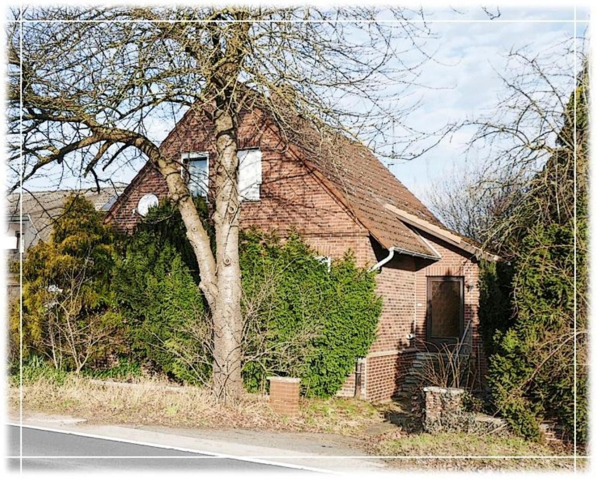 Einfamilienhaus aus Backstein mit Satteldach, Vorgarten und Bäumen, Ansicht von vorne, Bad Oeynhausen, Alter Postweg 66