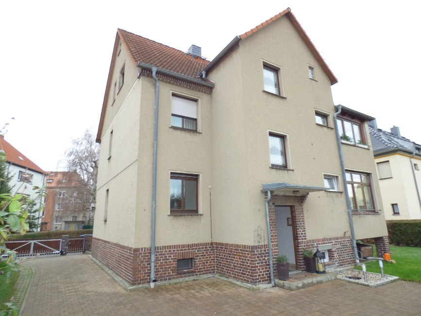Mehrfamilienhaus in Zwenkau, Hugo-Haase-Str. 29, mit beigefarbener Fassade, rotem Ziegeldach und Eingangsbereich mit Vordach