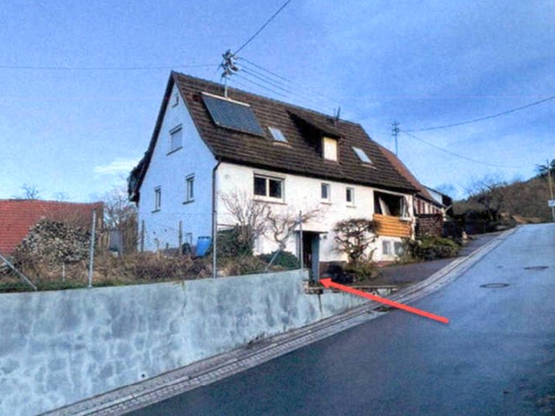 Haus in Auenwald-Oberbrüden, ottmannsberger Straße 35, mit Satteldach, Solaranlage und Einfahrt; umgeben von Mauer und Straße