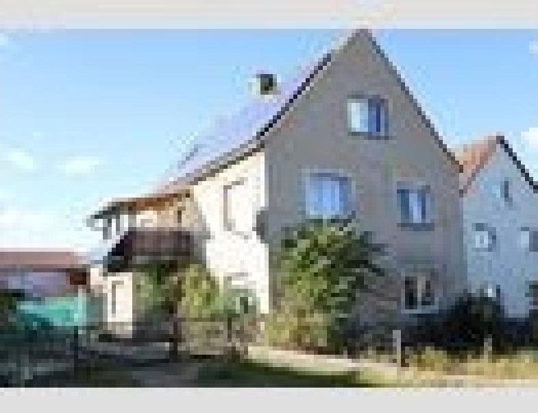 Vorderansicht eines zweistöckigen Wohnhauses mit Satteldach und Fenstern, umgeben von Grünanlagen, in Großkmehlen OT Kleinkmehlen, Dorfstraße 14