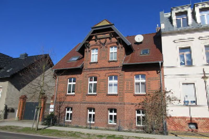 Zweifamilienhaus aus rotem Backstein, Baujahr um 1910, in Liebenwalde, 16559, mit Satteldach und weißen Fenstern