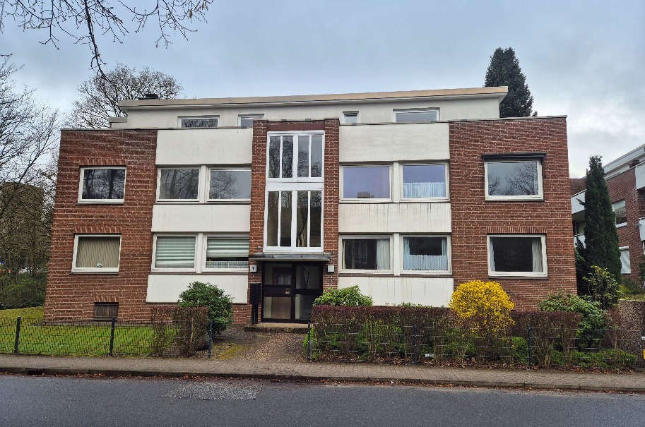 Vorderansicht eines mehrstöckigen Wohngebäudes aus Backstein und Putz mit Fenstern und Eingang, Marienhof 7a, Hamburg 22399