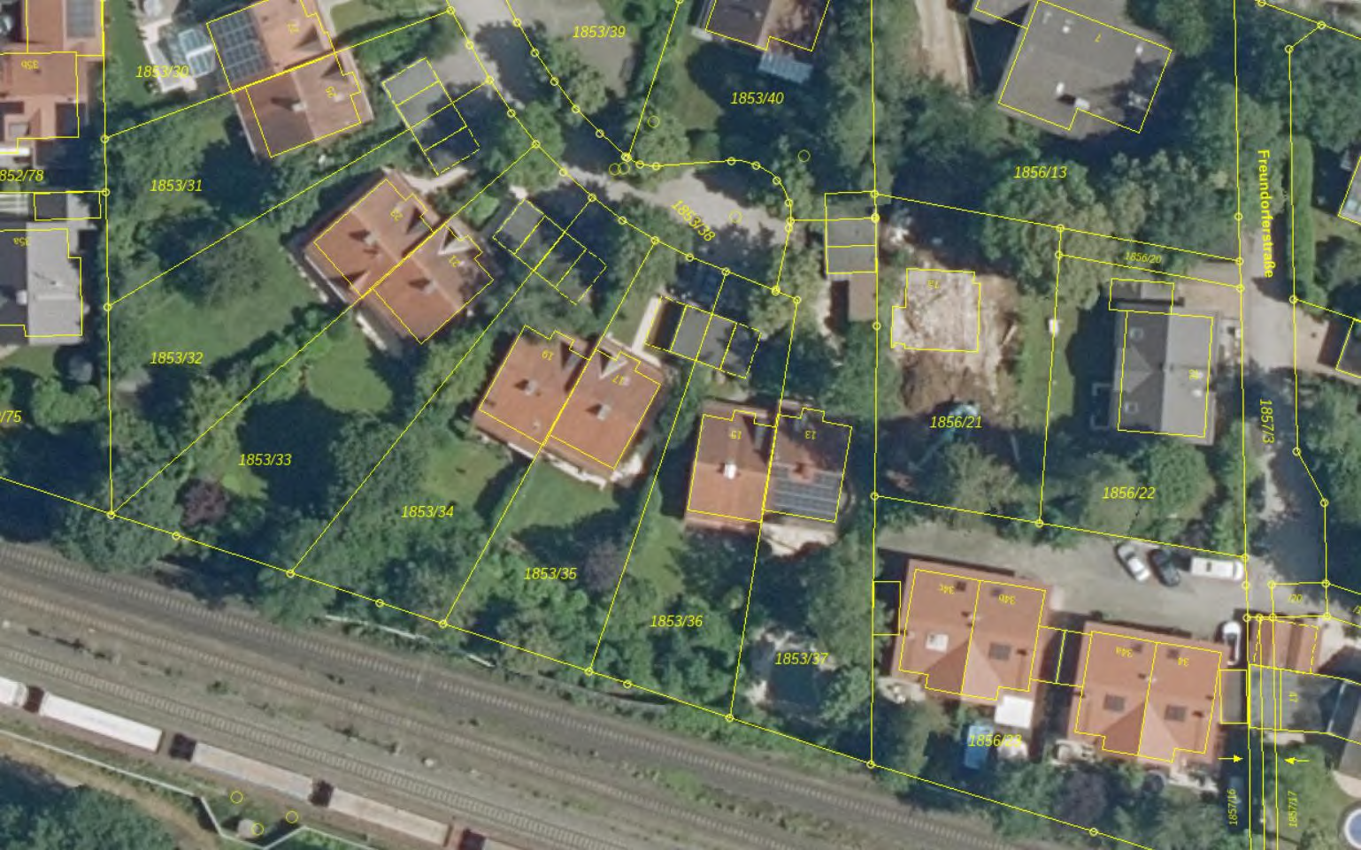Flurkarte mit Grundstücksnummern und Parzellenabgrenzungen in Baldham, Bajuwarenstr. 32a, inklusive angrenzender Gebäude und Gleisanlagen